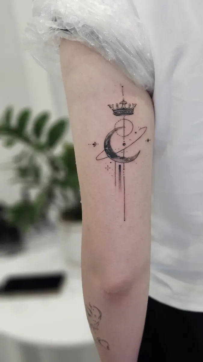 크라운 문 타투 - 1