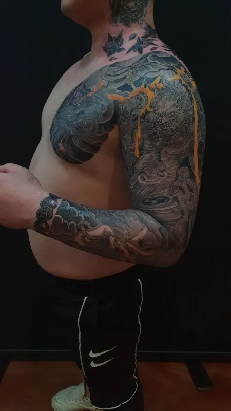 뇌신과 해태를 주제로 한 가슴긴팔 작업입니다. 목포타투