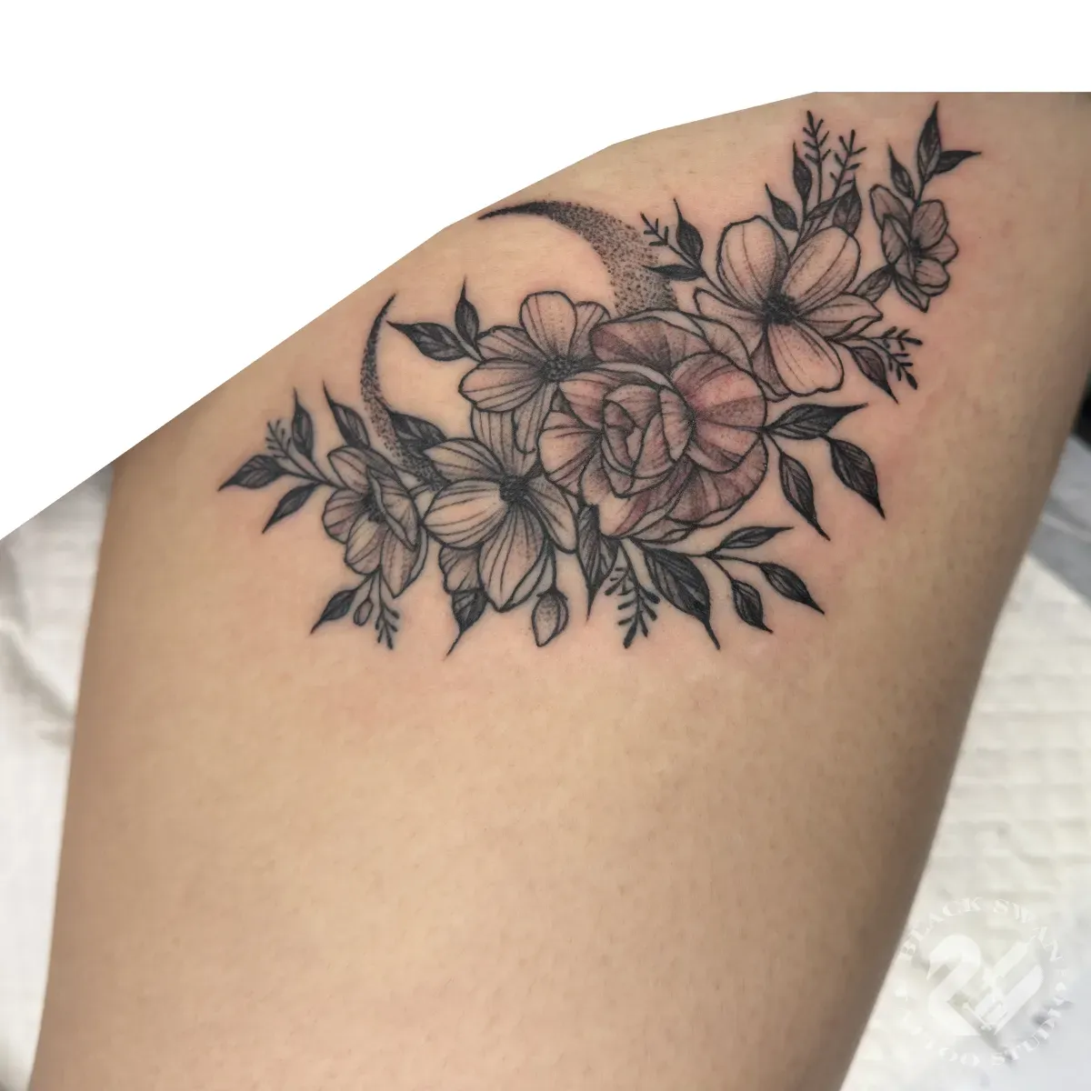 성남타투 꽃타투 달타투 초승달타투 허벅지타투