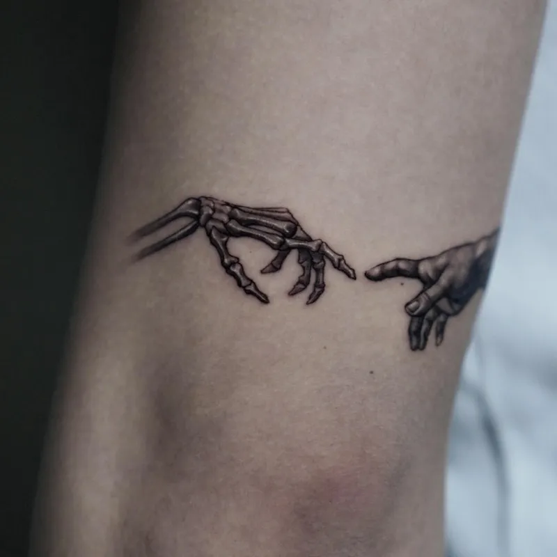 천지창조 해골 손 타투