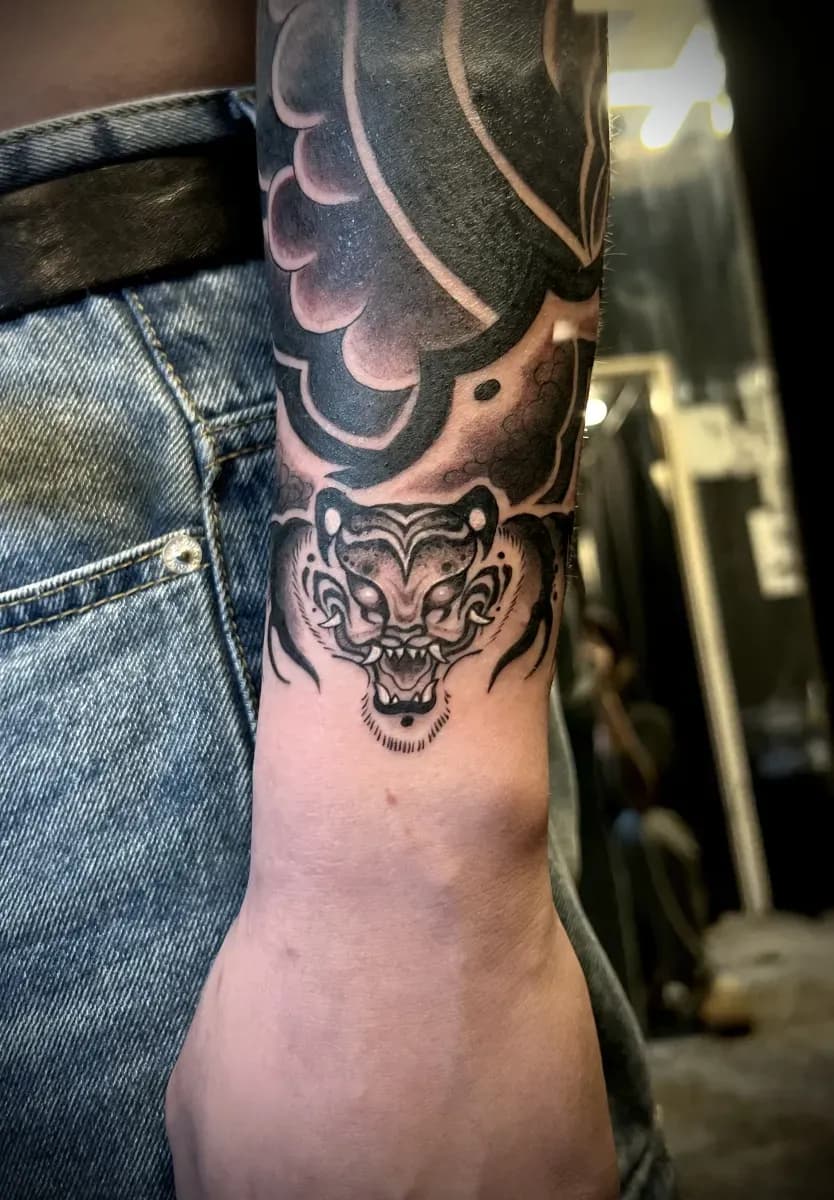 묘당타투 호랑이 팔목 - 1