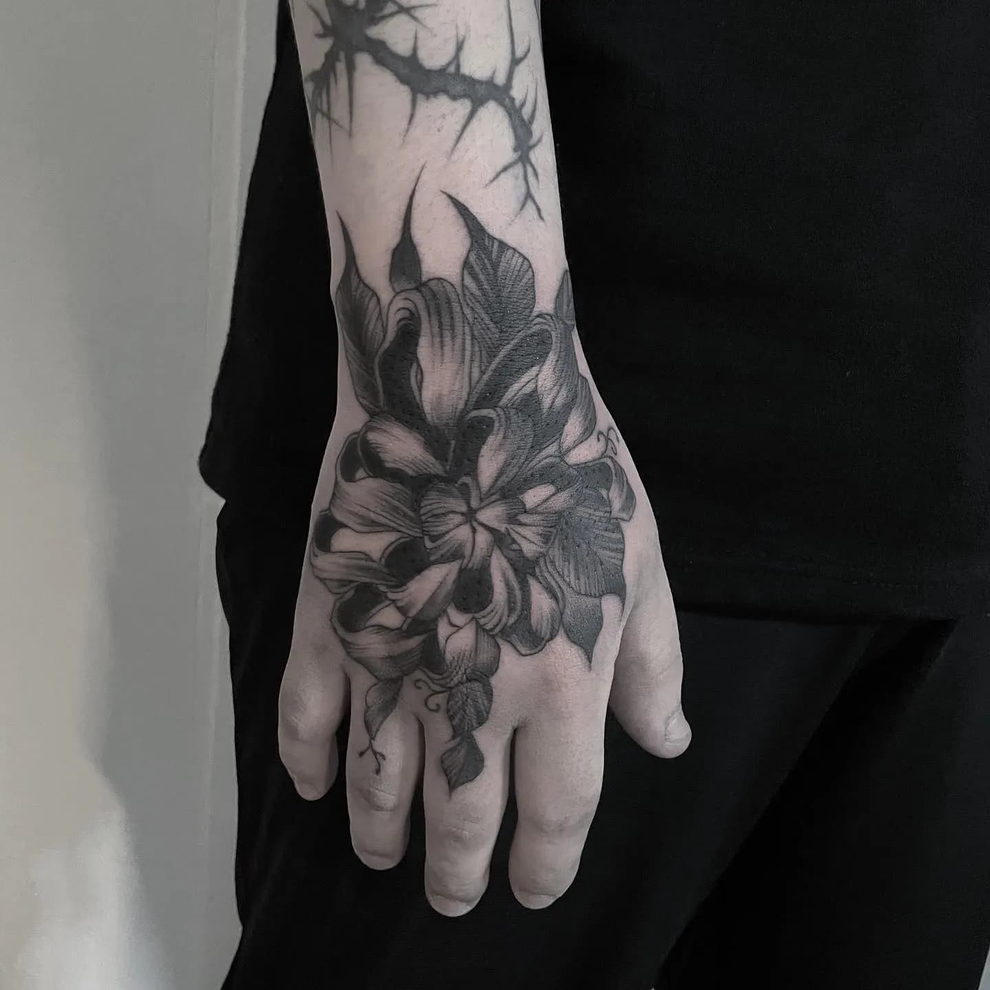 손등타투 꽃타투