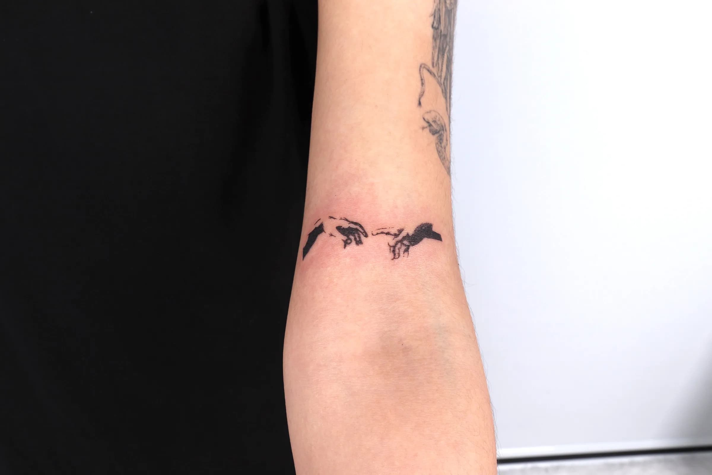 천지창조 손 블랙워크