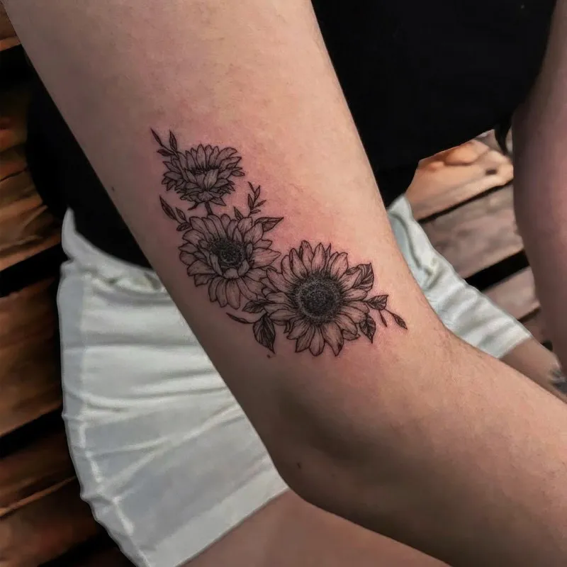 ํด๋ฐ๋ผ๊ธฐ ๋ธ๋์ํฌ @wan_tattooer