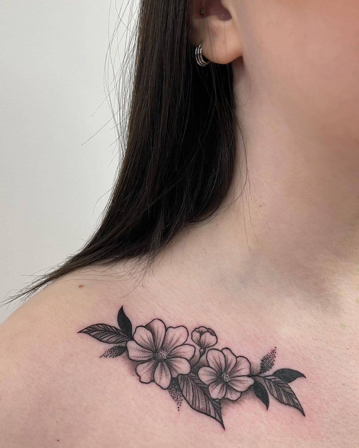 기존 타투를 자연스럽게 커버한 작품