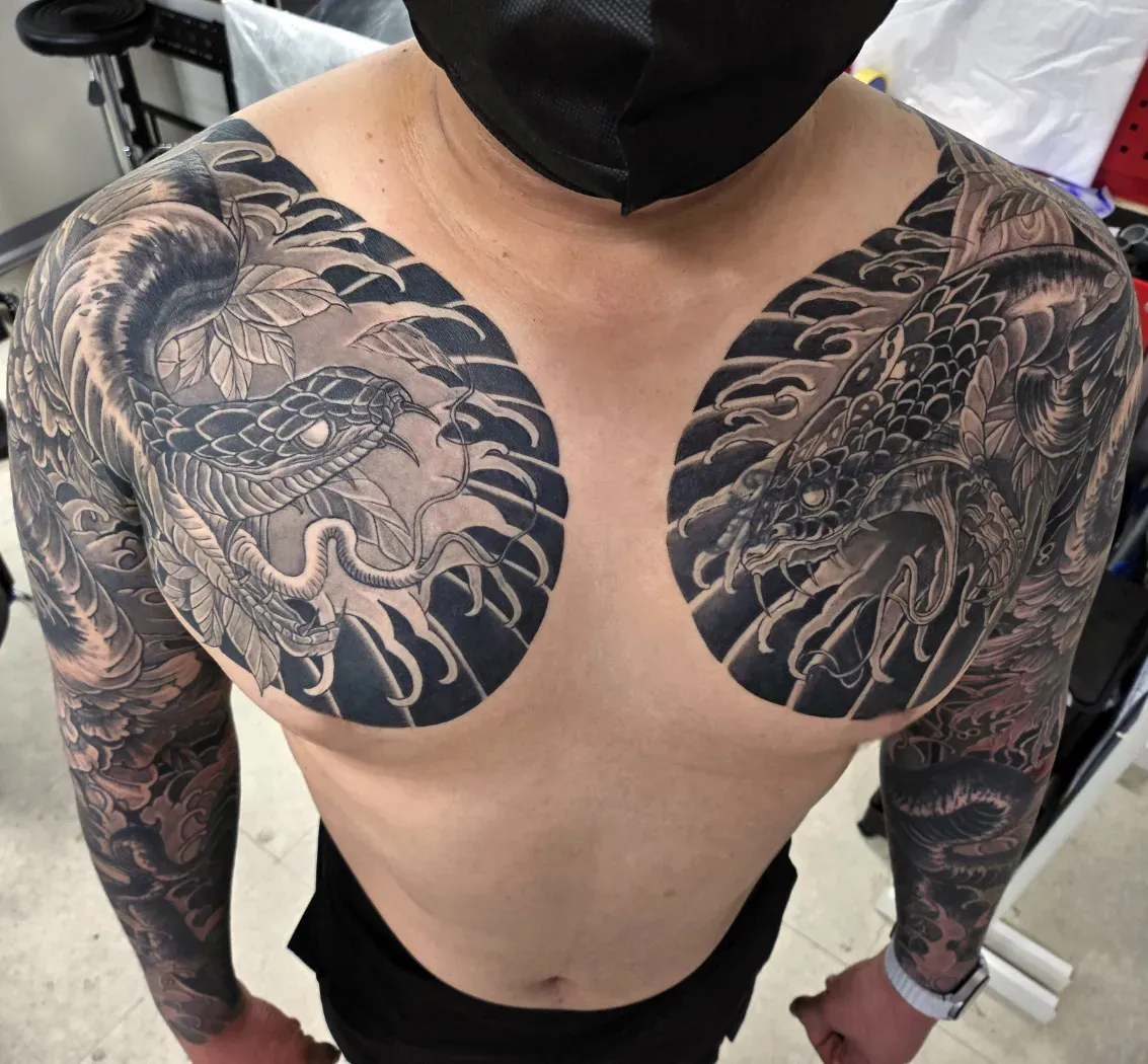 뱀 가슴긴팔 이레즈미타투 인천타투 부천타투 부평타투 김포타투 최상의 작품을 만들어드립니다