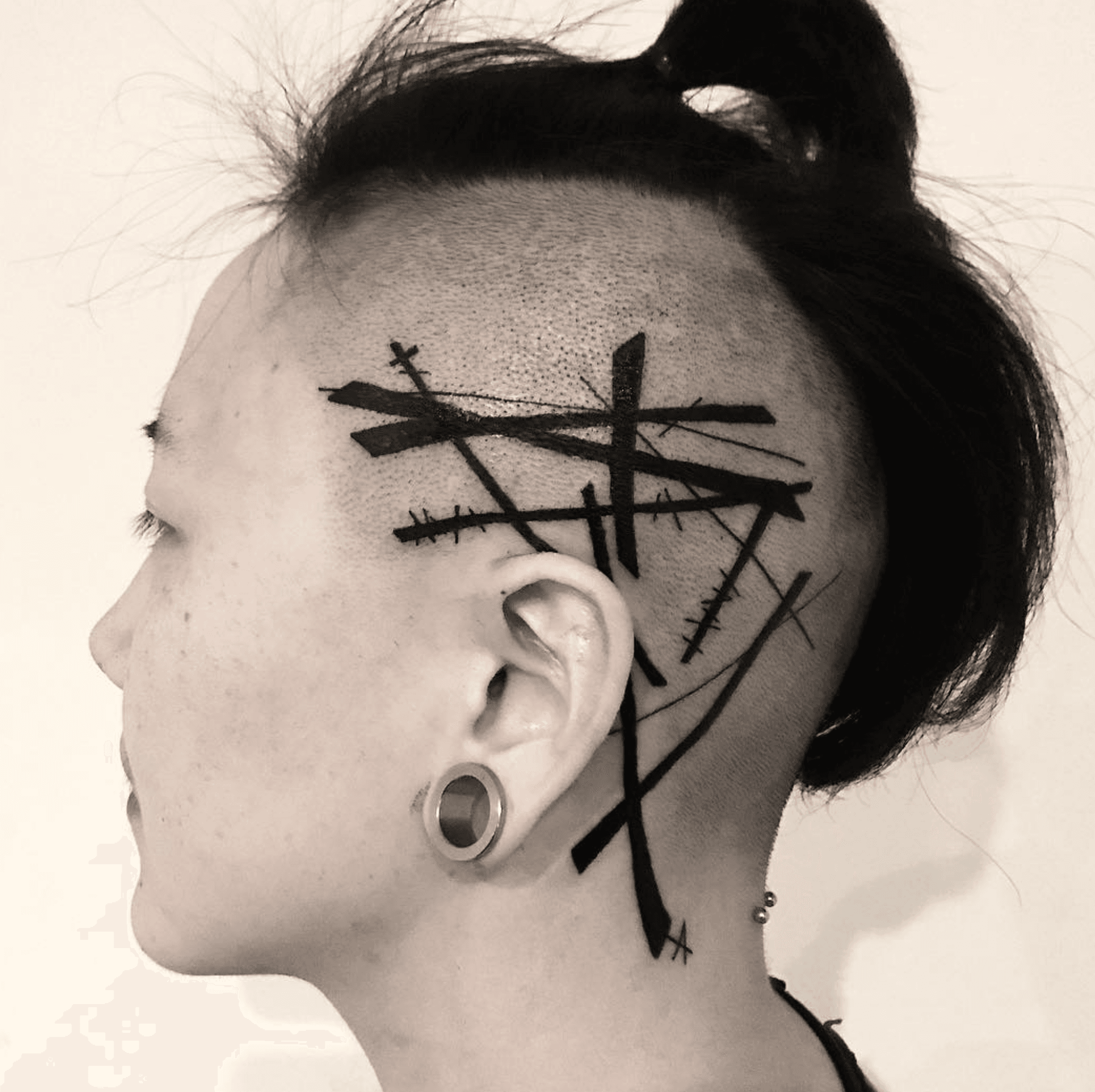 추상 라인 타투