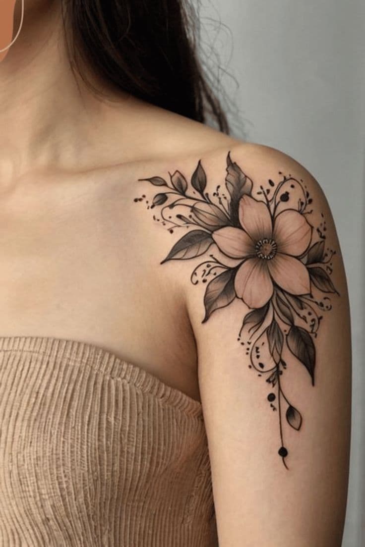 자연스럽게 스며들듯 커버한 어깨타투